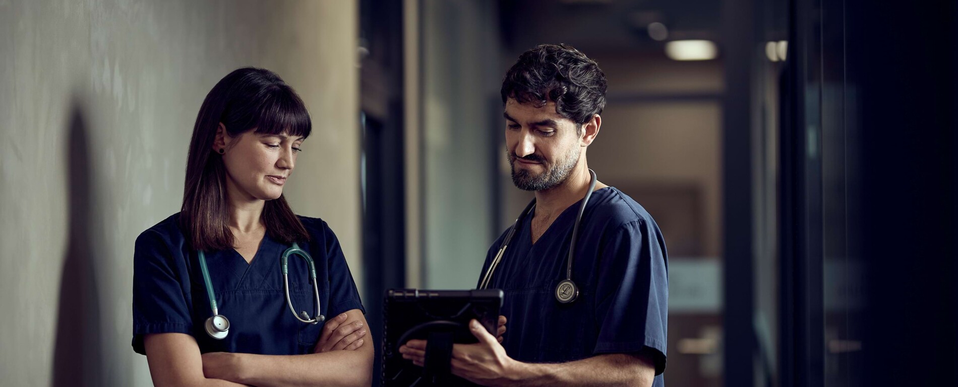 Einblick in die Arbeit der PetsProfiler der Kleintierklinik Ettlingen. Ein Tierarzt und eine Tier&auml;rztin blicken auf ein Tablet und beraten sich.