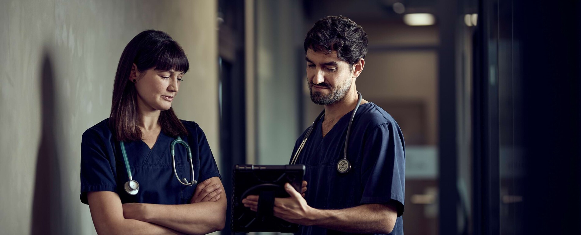 Einblick in die Arbeit der PetsProfiler der Kleintierklinik Ettlingen. Ein Tierarzt und eine Tier&auml;rztin blicken auf ein Tablet und beraten sich.