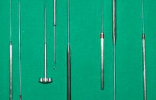 Spezial-Instrumente f&uuml;r die Operation: Chirurgisches Mikroinstrumentarium, das bei einem &uuml;blichen arthroskopischen Eingriff an Ellbogen- oder Schultergelenk verwendet wird.