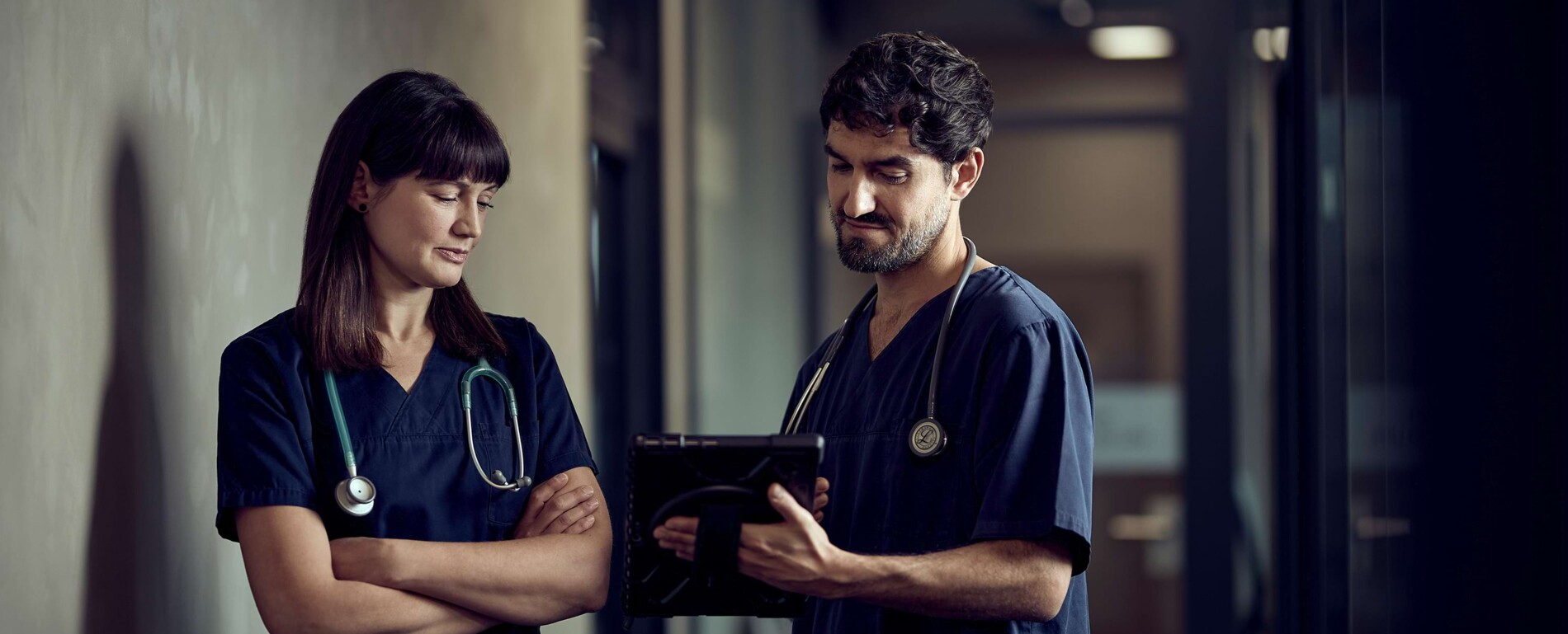 Einblick in die Arbeit der PetsProfiler der Kleintierklinik Ettlingen. Ein Tierarzt und eine Tier&auml;rztin blicken auf ein Tablet und beraten sich.