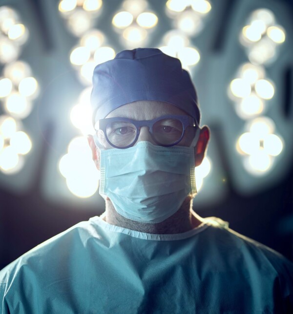 Dr. Lautersack im OP mit R&uuml;ckenbeleuchtung.