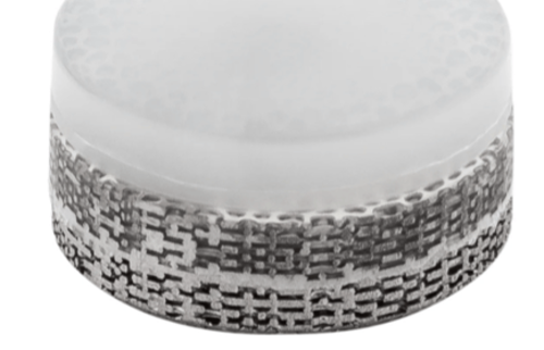 Die Synachart-Endoprothese besteht aus einem einwachsendem Titanmeshsockel und einer Polycarbonat-Urethangleitschicht.