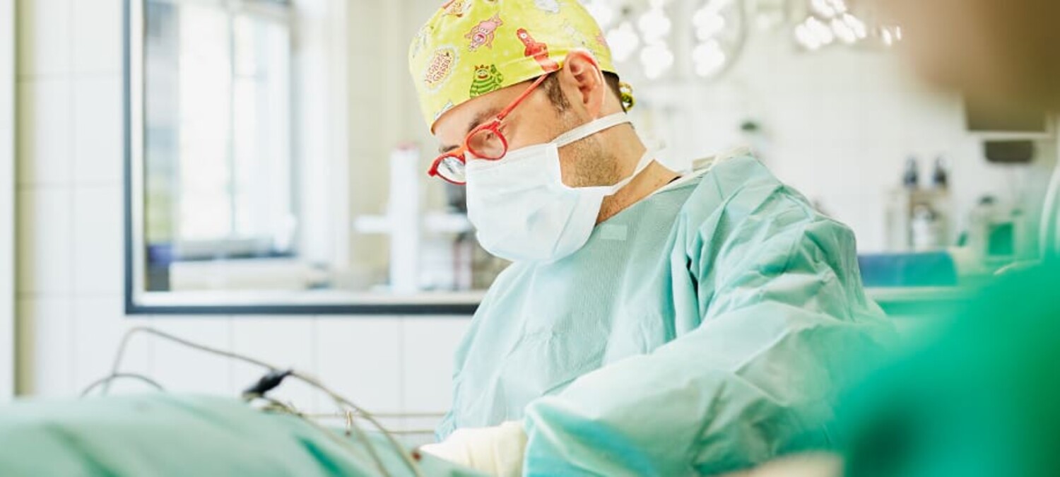 Dr. Oliver Lautersack bei einem chirurgischen Eingriff.