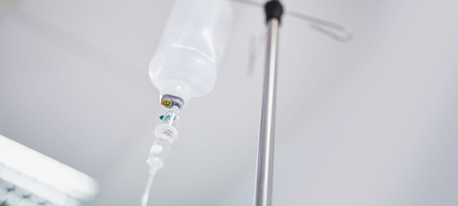 Nahaufnahme eines Katheters, der an einer Stange h&auml;ngt.