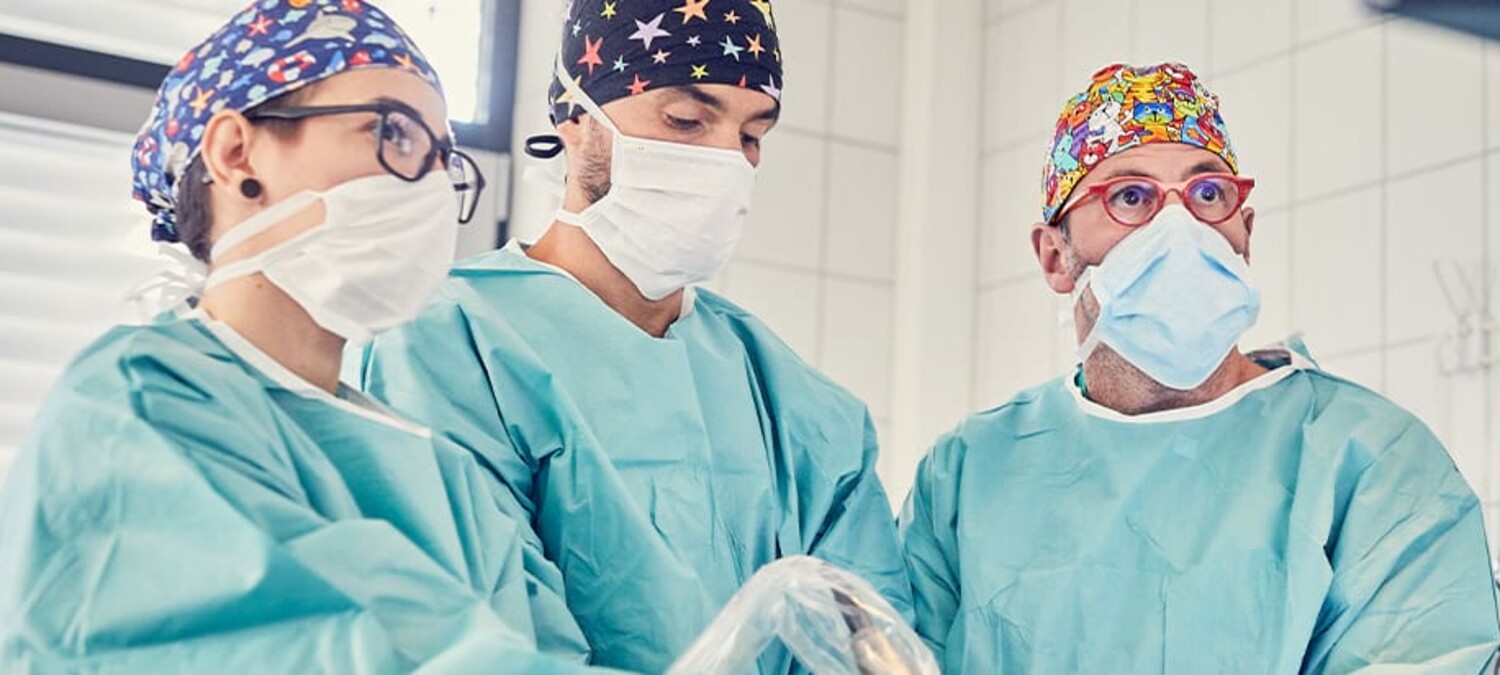 Dr. Lautersack und seine Kolleg:innen w&auml;hrend eines chirurgischen Eingriffs in der Kleintierklinik in Ettlingen bei Karlsruhe
