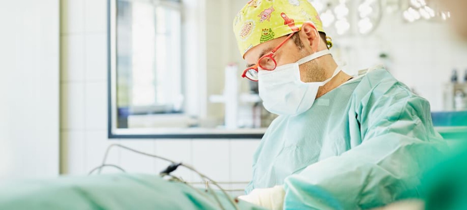 Dr. Lautersack bei einer Magendrehung OP