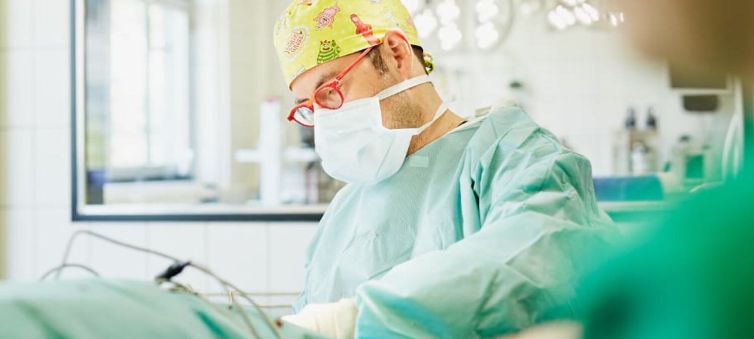 Dr. Lautersack w&auml;hrend eines chirurgischen Eingriffs
