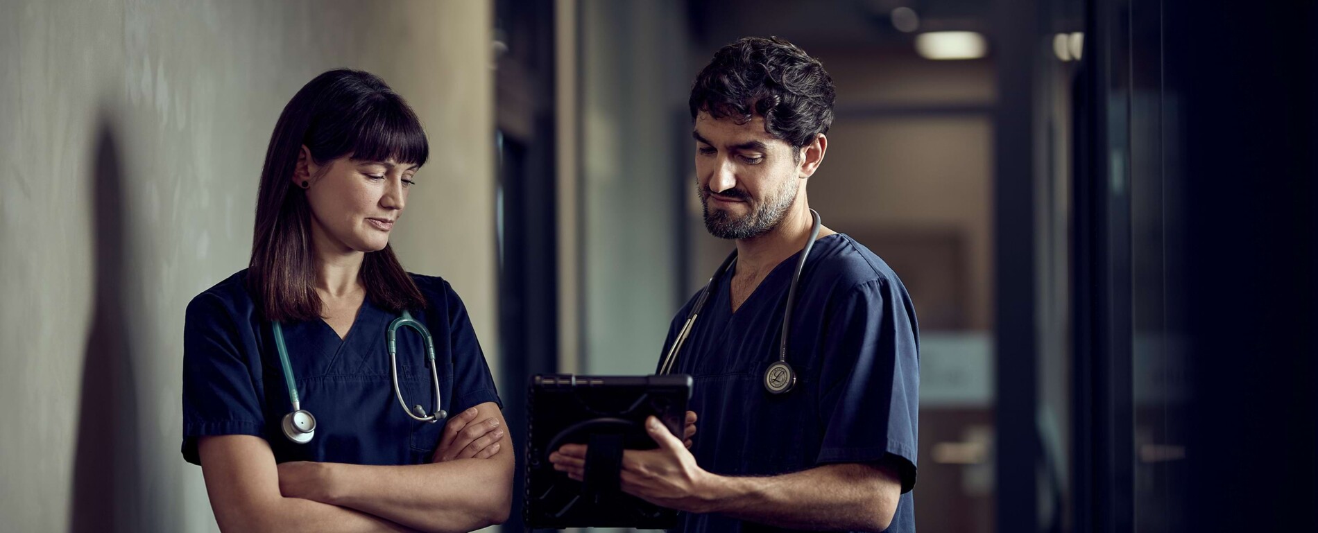 Einblick in die Arbeit der PetsProfiler der Kleintierklinik Ettlingen. Ein Tierarzt und eine Tier&auml;rztin blicken auf ein Tablet und beraten sich.