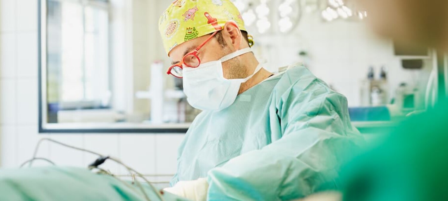 Dr. Oliver Lautersack bei einem chirurgischen Eingriff.