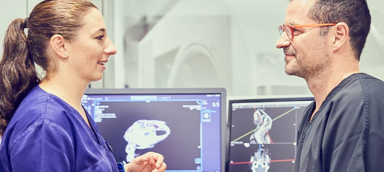 Dr. Lautersack und eine Kollegin bei der Besprechung eines onkologischen Befunds in der Kleintierklinik Ettlingen bei Karlsruhe