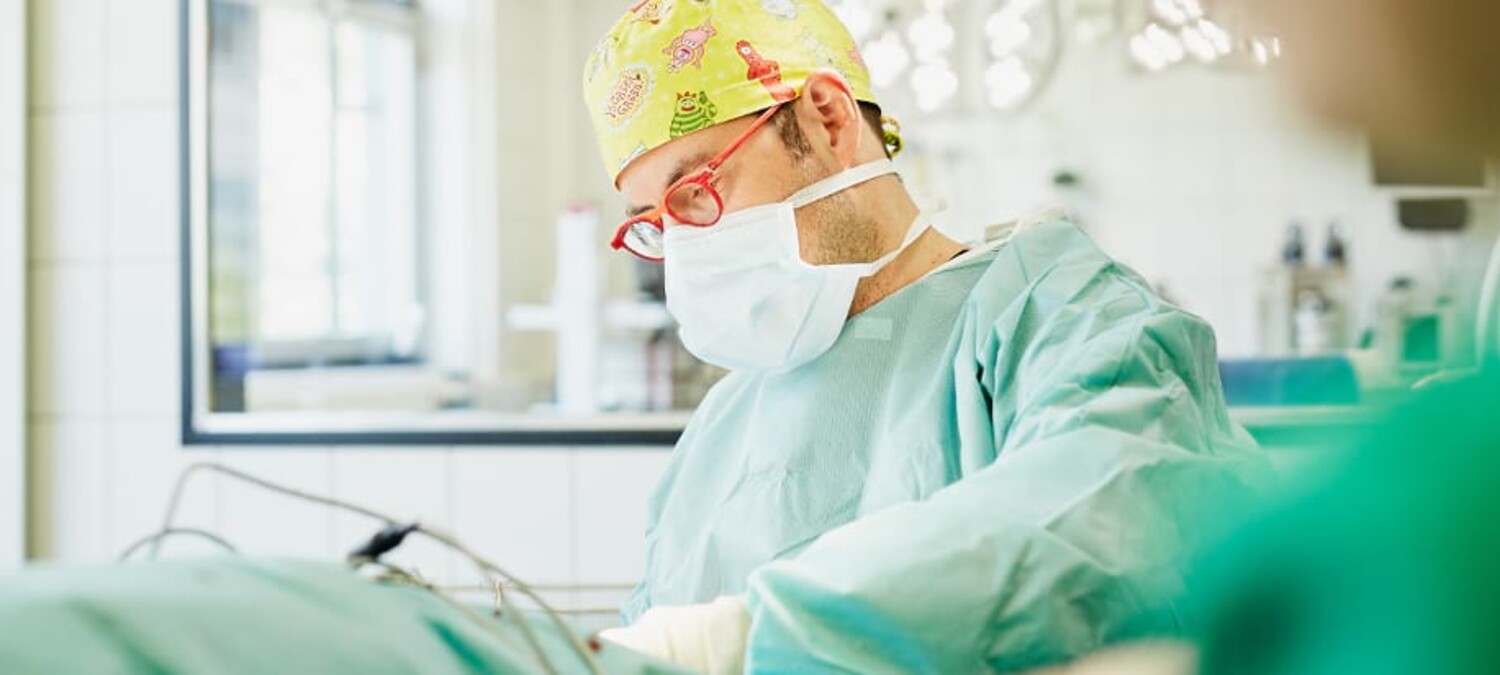 Dr. Oliver Lautersack bei einem chirurgischen Eingriff.