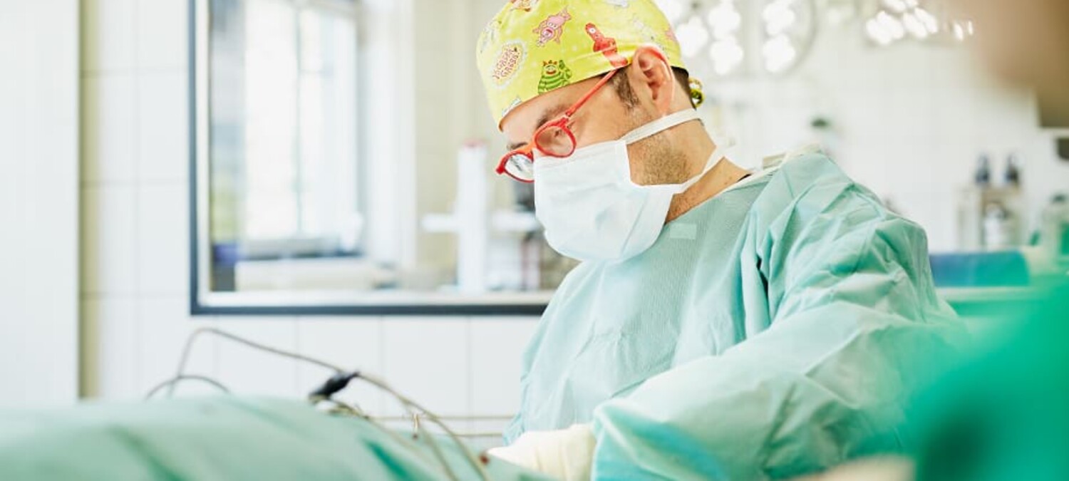 Dr. Oliver Lautersack bei einem chirurgischen Eingriff.