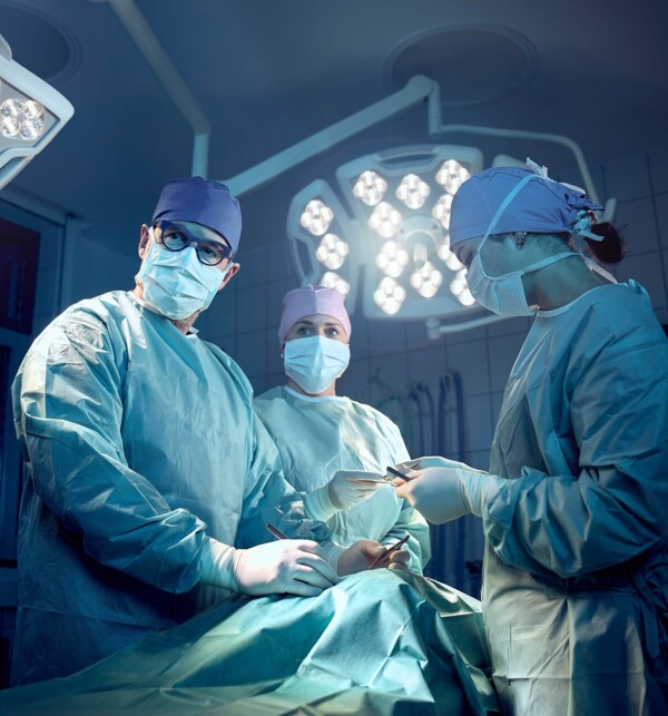 Operative Behandlungssituation. Herr Dr. Lautersack schaut zur Seite.