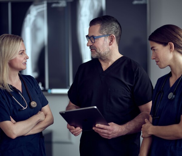 Herr Dr. Lautersack unterh&auml;lt sich mit zwei Kolleginnen.