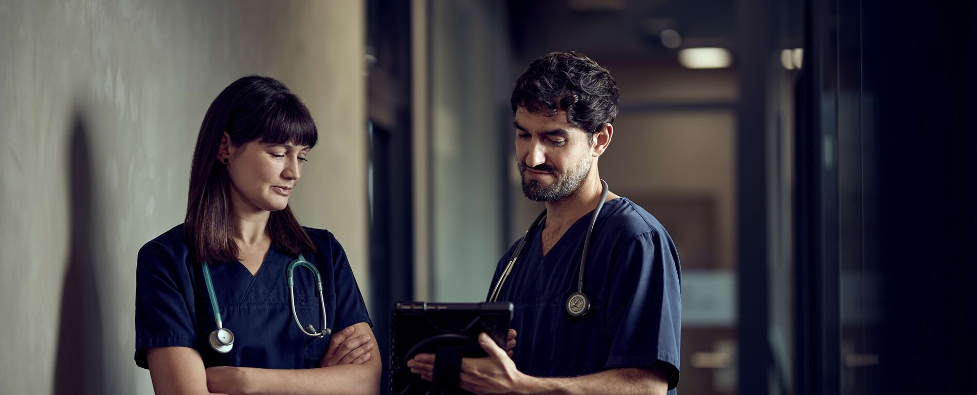 Einblick in die Arbeit der PetsProfiler der Kleintierklinik Ettlingen. Ein Tierarzt und eine Tier&auml;rztin blicken auf ein Tablet und beraten sich.