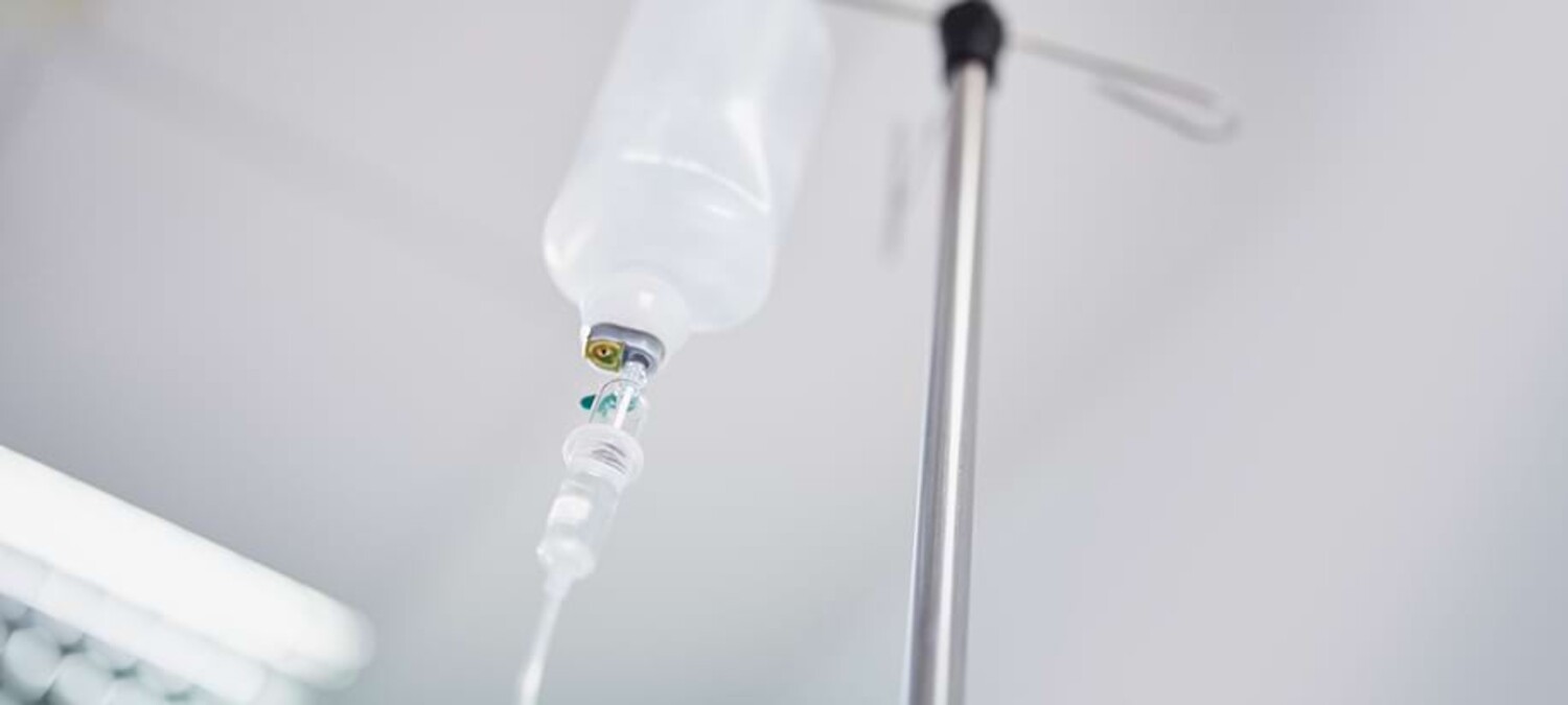 Nahaufnahme einer intraven&ouml;sen Infusion.
