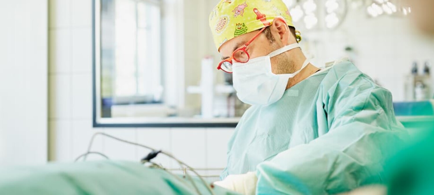 Dr. Lautersack aus der Kleintierklinik Ettlingen operiert eine Proximal Abducting Ulnar Osteotomy (PAUL)