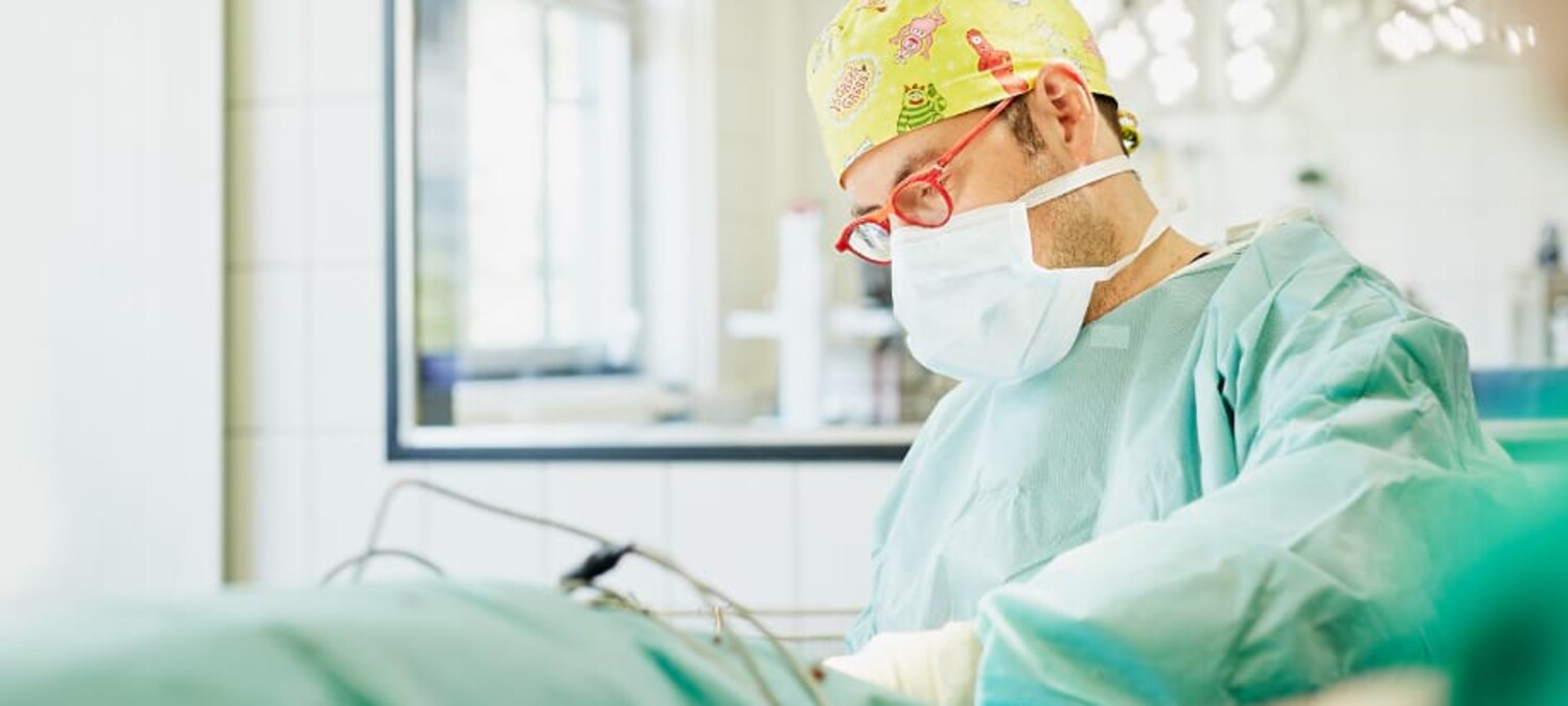 Dr. Lautersack bei einem Eingriff zur Behandlung von Inkontinenz bei H&uuml;ndinnen