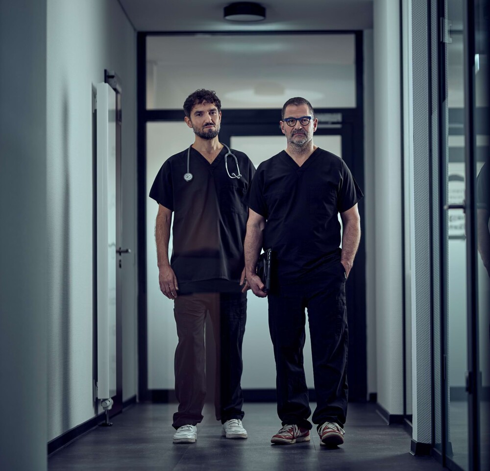 Herr Dr. Lautersack l&auml;uft mit einem Kollegen &uuml;ber den Flur der Klinik.